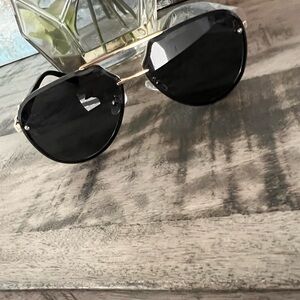 Stylish Black Aviator Sunglasses
